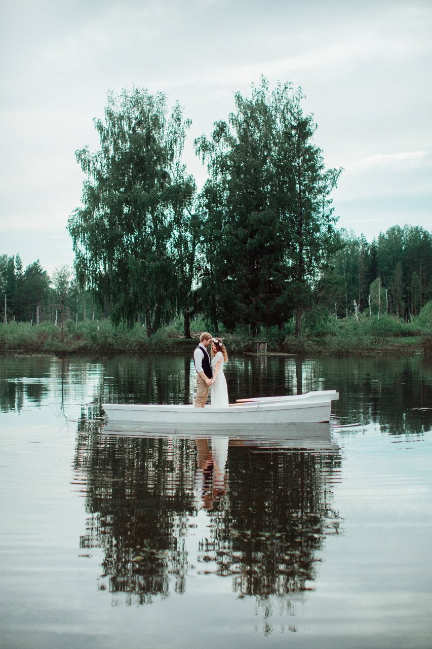 Свадебная прогулка на лодке по озеру