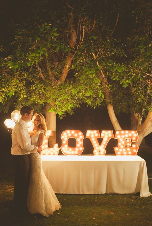 Светящиеся буквы в декоре свадебной фотосессии